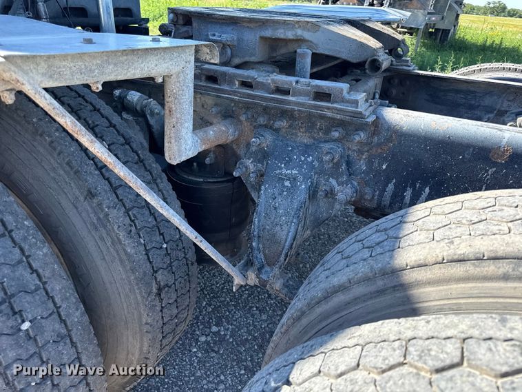 image for item EN0420 2007 Freightliner Columbia semi truck