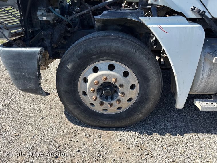 image for item EN0420 2007 Freightliner Columbia semi truck