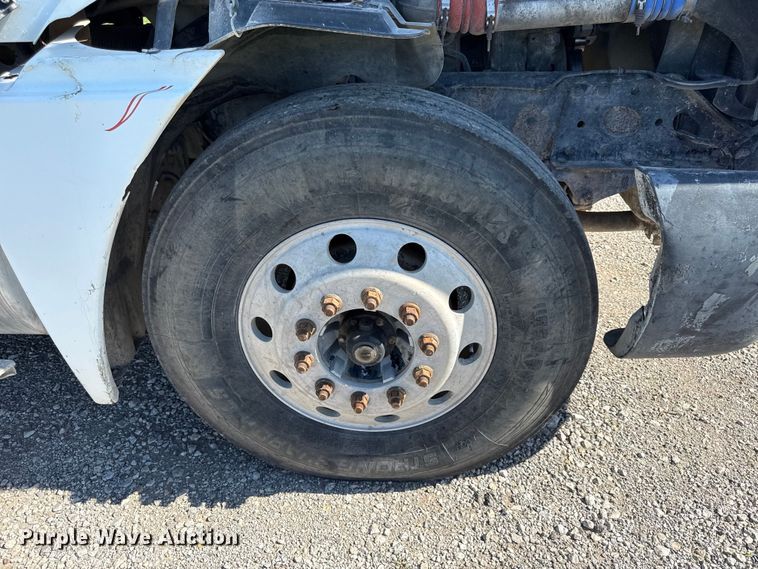image for item EN0420 2007 Freightliner Columbia semi truck