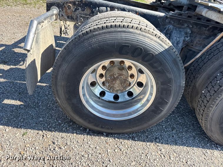 image for item EN0420 2007 Freightliner Columbia semi truck