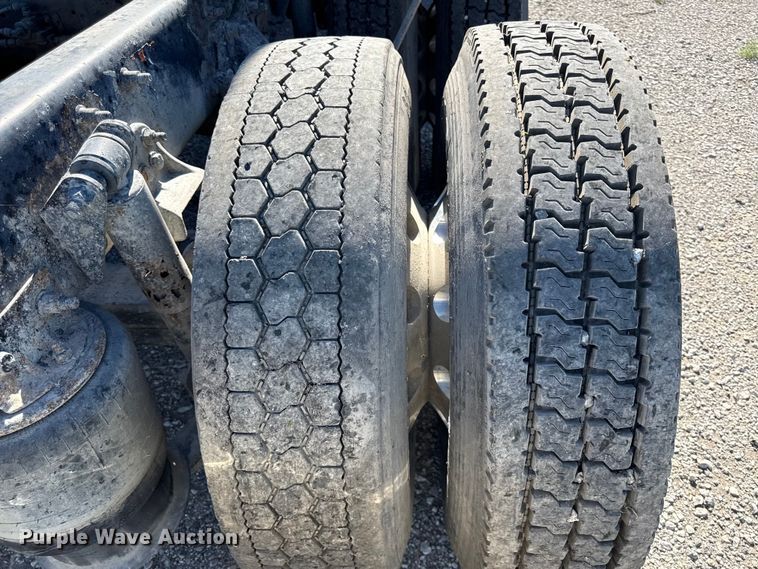 image for item EN0420 2007 Freightliner Columbia semi truck