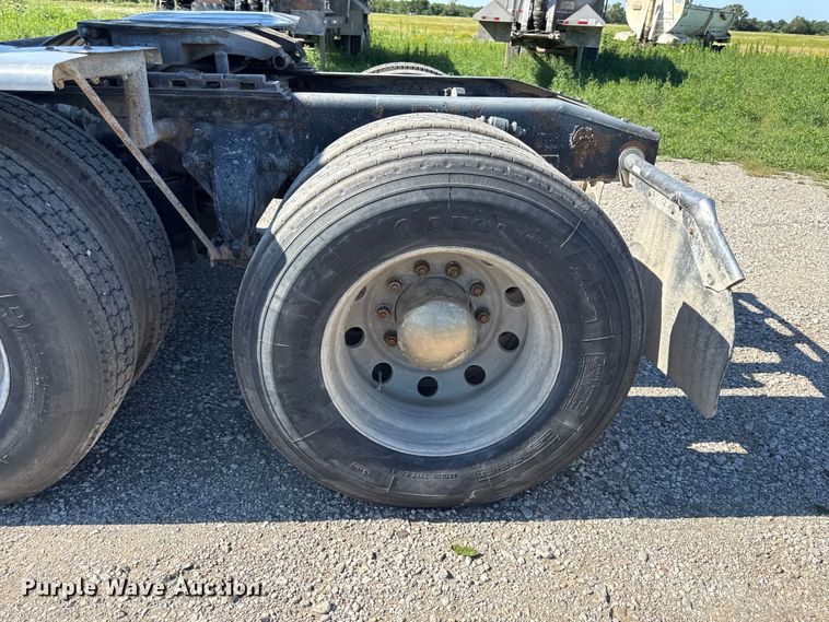 image for item EN0420 2007 Freightliner Columbia semi truck