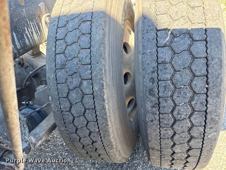 image for item EN0420 2007 Freightliner Columbia semi truck
