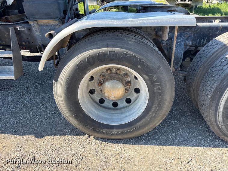 image for item EN0420 2007 Freightliner Columbia semi truck