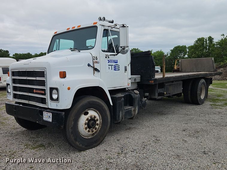 image for item EO7283 1985 International  2375 rollback truck