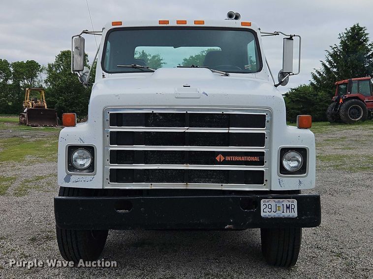 image for item EO7283 1985 International  2375 rollback truck