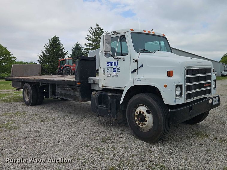 image for item EO7283 1985 International  2375 rollback truck