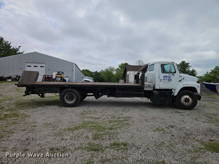 image for item EO7283 1985 International  2375 rollback truck