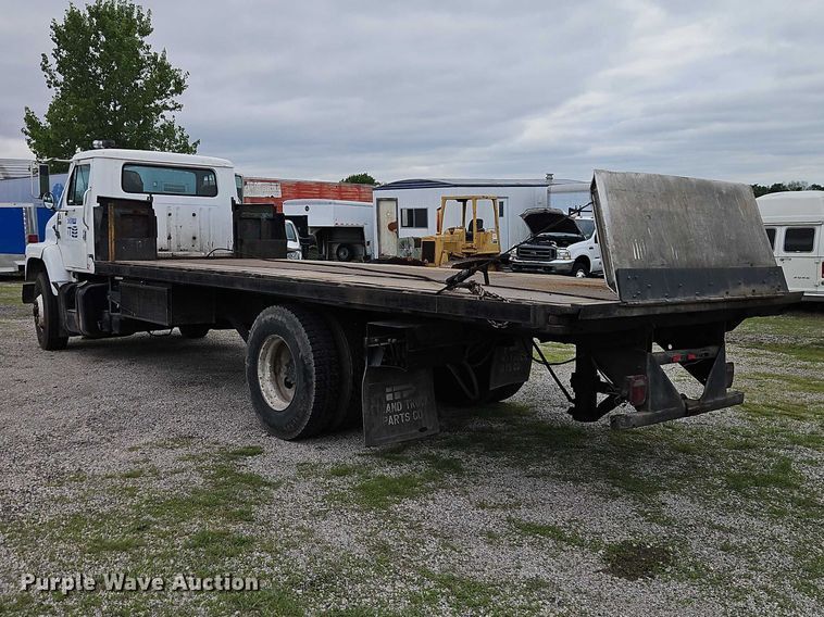 image for item EO7283 1985 International  2375 rollback truck