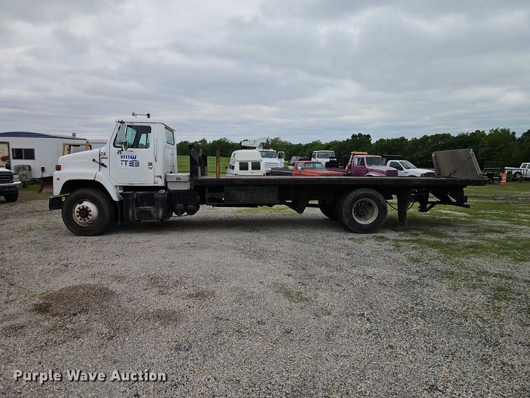 image for item EO7283 1985 International  2375 rollback truck