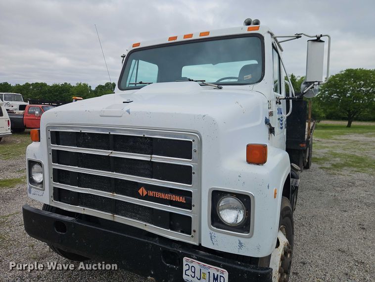 image for item EO7283 1985 International  2375 rollback truck