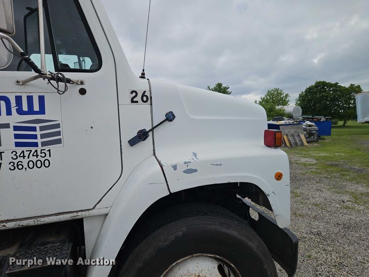 image for item EO7283 1985 International  2375 rollback truck
