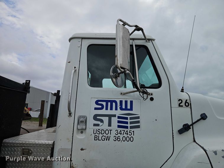 image for item EO7283 1985 International  2375 rollback truck