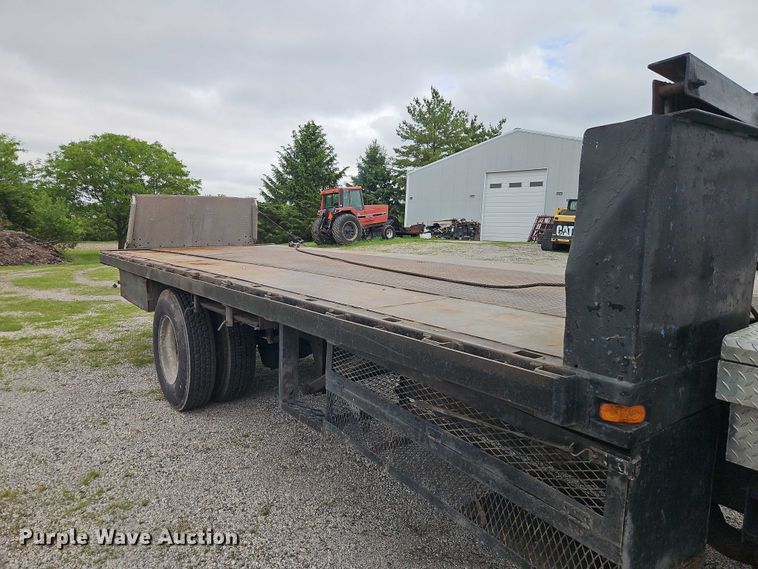 image for item EO7283 1985 International  2375 rollback truck