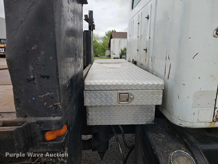 image for item EO7283 1985 International  2375 rollback truck