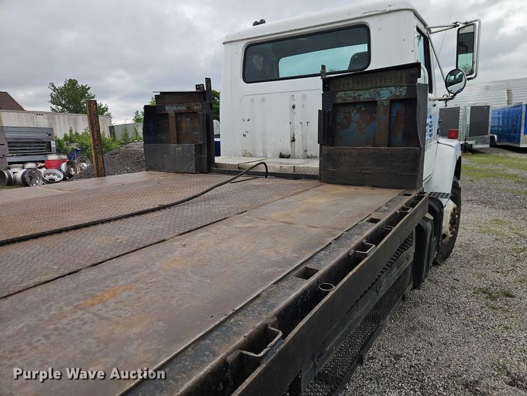 image for item EO7283 1985 International  2375 rollback truck