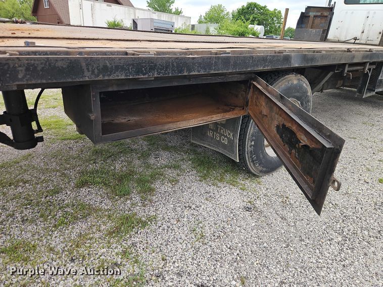 image for item EO7283 1985 International  2375 rollback truck