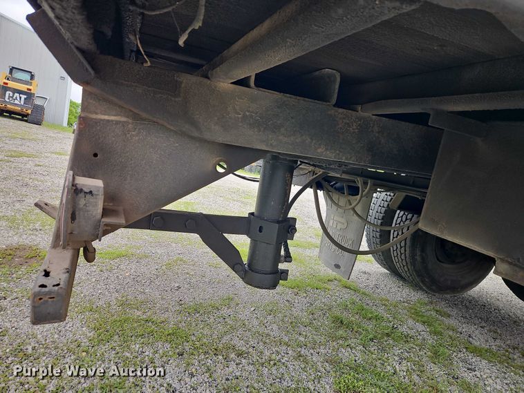 image for item EO7283 1985 International  2375 rollback truck