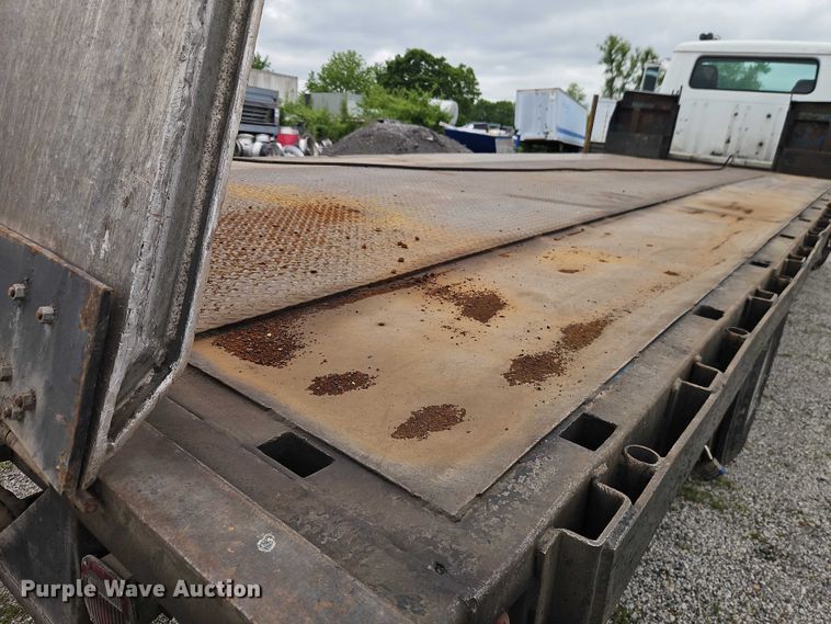 image for item EO7283 1985 International  2375 rollback truck