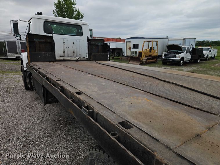 image for item EO7283 1985 International  2375 rollback truck