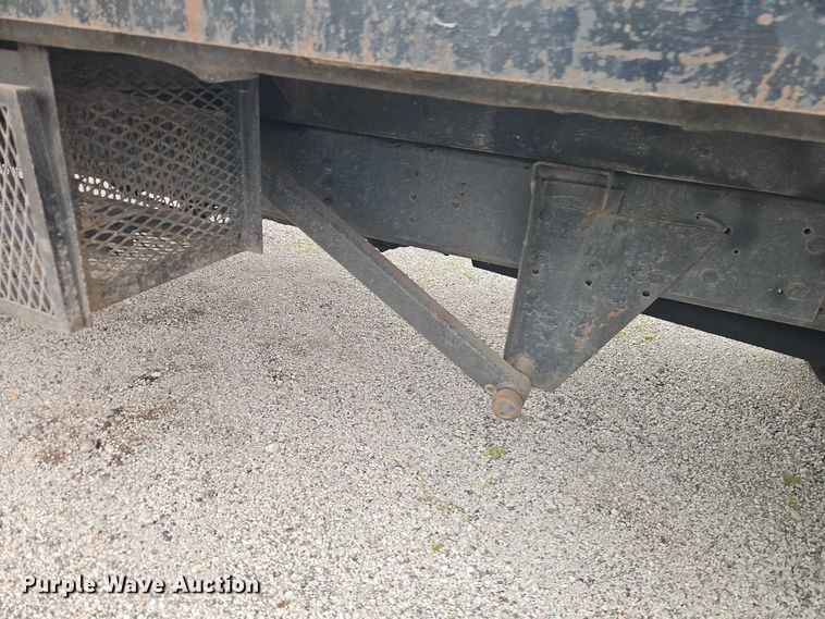 image for item EO7283 1985 International  2375 rollback truck