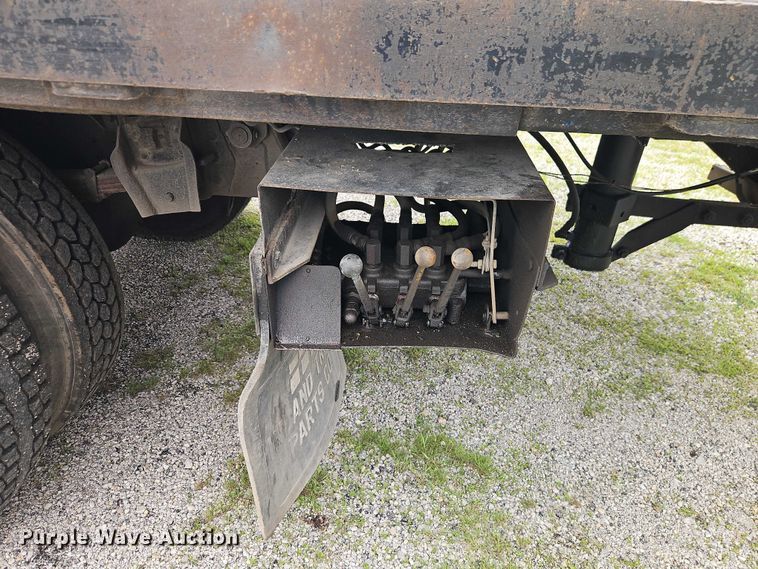 image for item EO7283 1985 International  2375 rollback truck