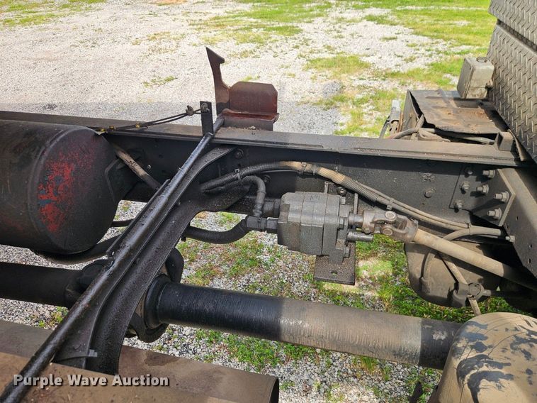 image for item EO7283 1985 International  2375 rollback truck