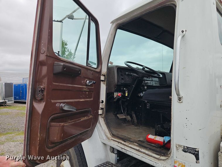 image for item EO7283 1985 International  2375 rollback truck