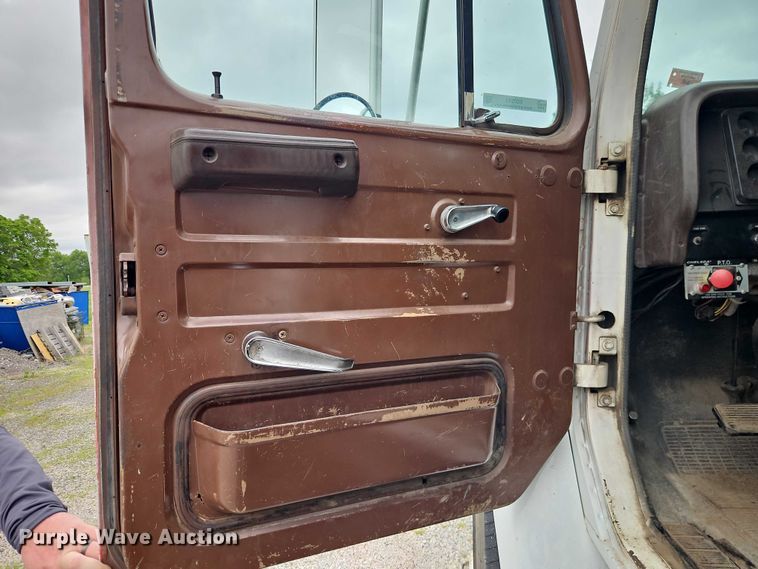 image for item EO7283 1985 International  2375 rollback truck