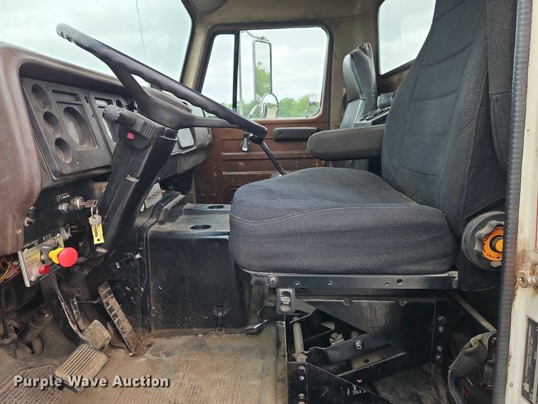 image for item EO7283 1985 International  2375 rollback truck