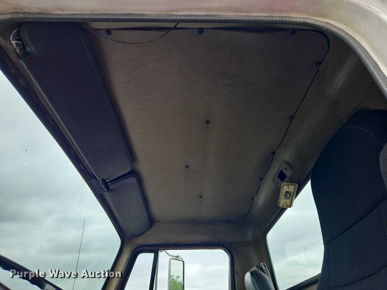 image for item EO7283 1985 International  2375 rollback truck