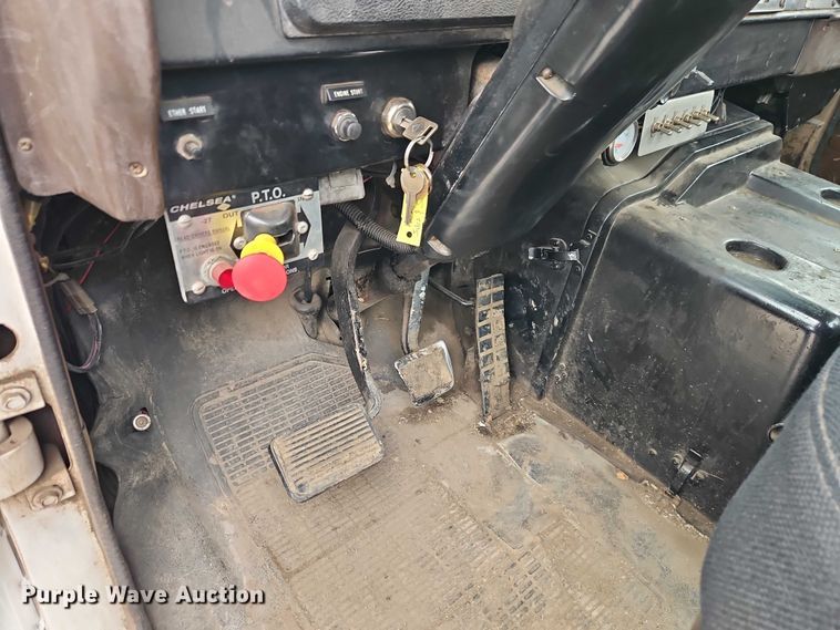 image for item EO7283 1985 International  2375 rollback truck