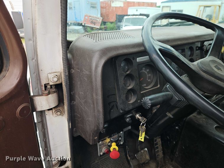 image for item EO7283 1985 International  2375 rollback truck