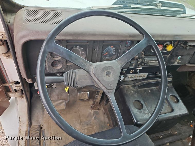 image for item EO7283 1985 International  2375 rollback truck