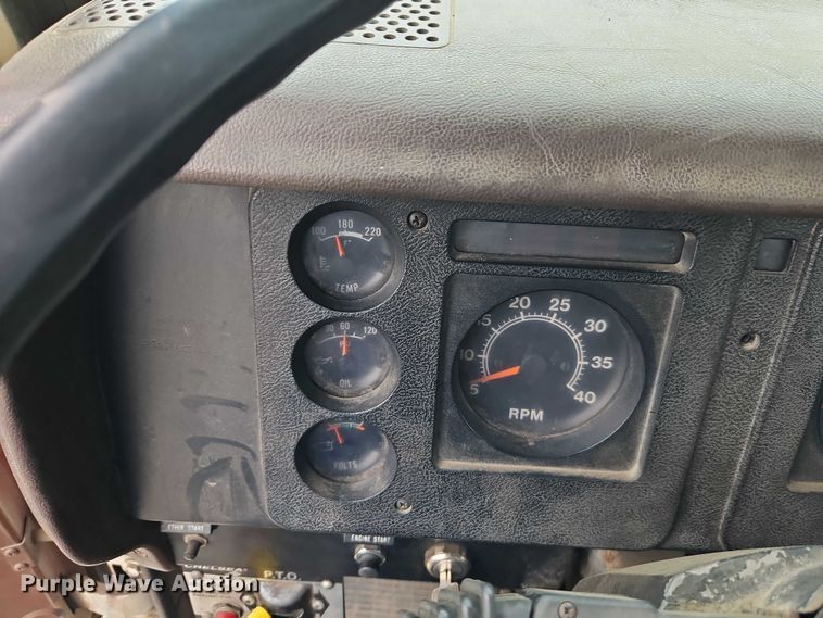 image for item EO7283 1985 International  2375 rollback truck