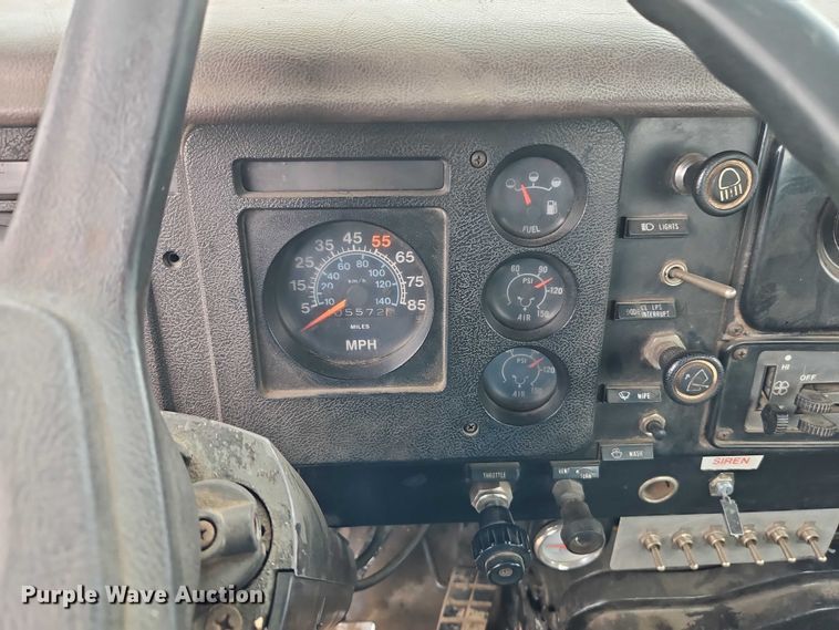 image for item EO7283 1985 International  2375 rollback truck