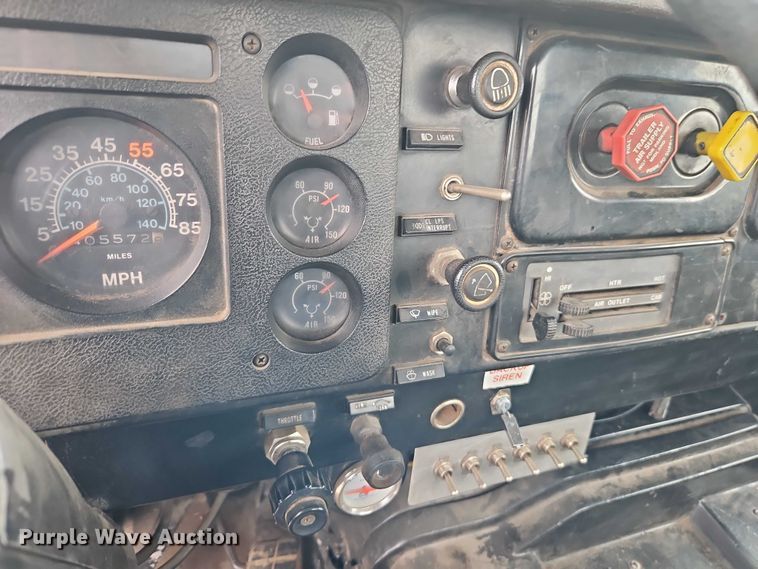 image for item EO7283 1985 International  2375 rollback truck