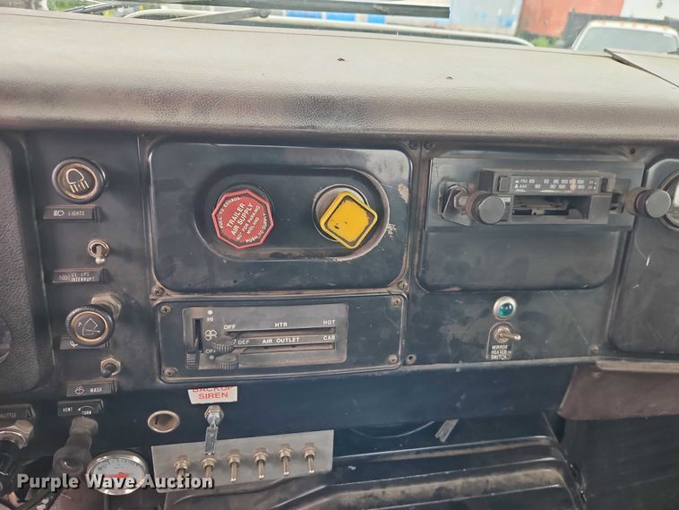 image for item EO7283 1985 International  2375 rollback truck