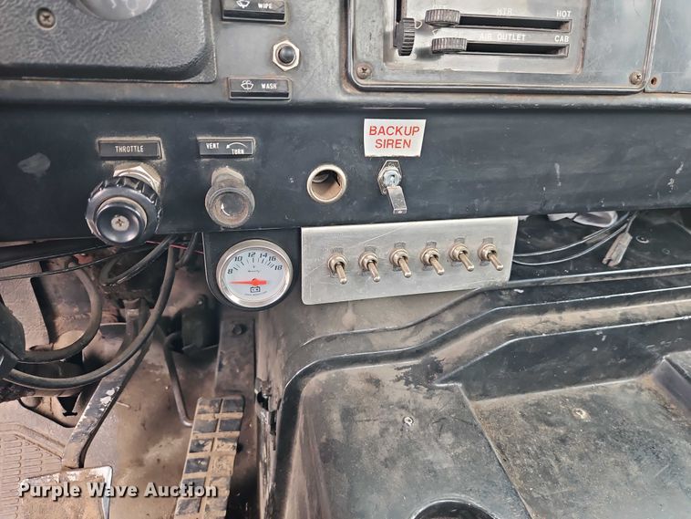 image for item EO7283 1985 International  2375 rollback truck