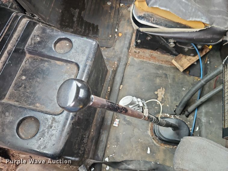 image for item EO7283 1985 International  2375 rollback truck