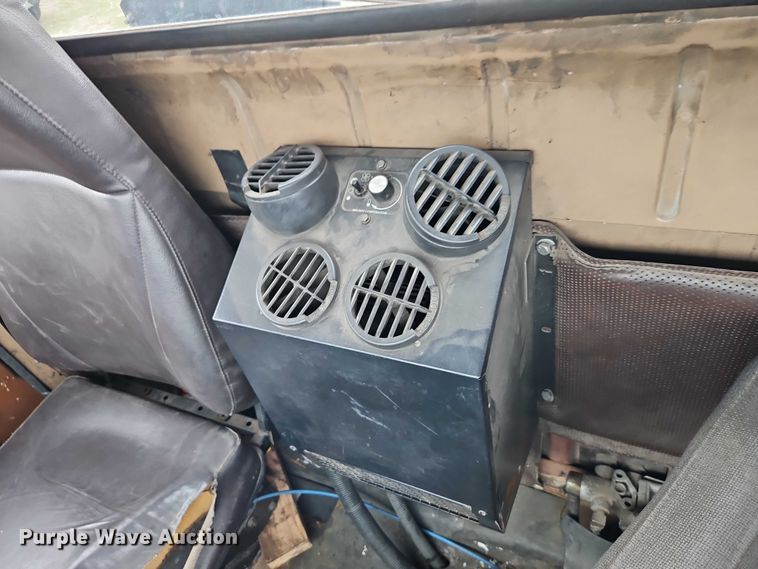 image for item EO7283 1985 International  2375 rollback truck