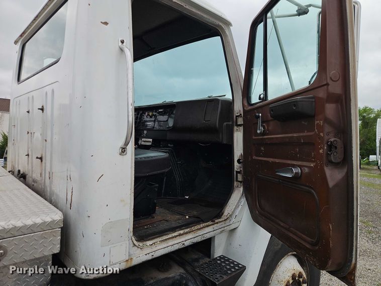image for item EO7283 1985 International  2375 rollback truck