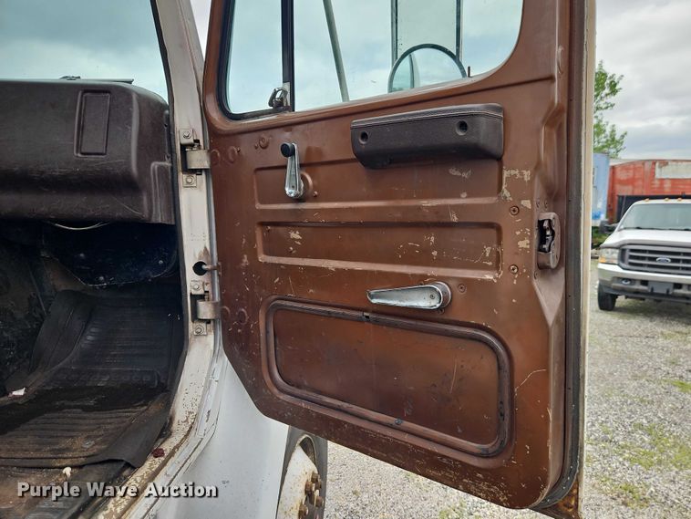 image for item EO7283 1985 International  2375 rollback truck