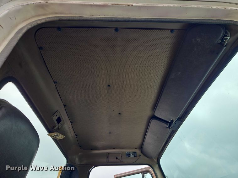 image for item EO7283 1985 International  2375 rollback truck