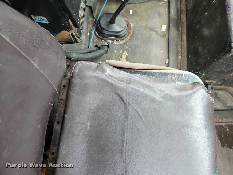 image for item EO7283 1985 International  2375 rollback truck