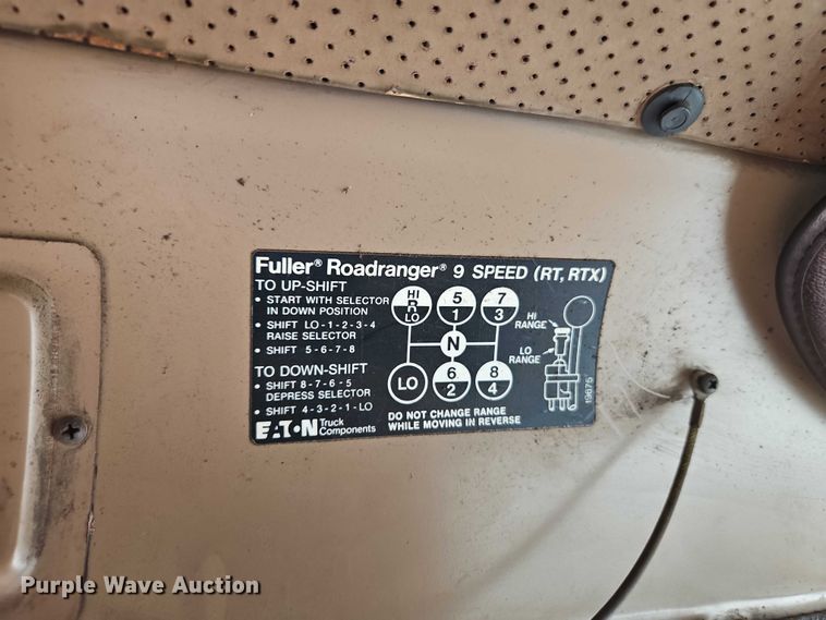 image for item EO7283 1985 International  2375 rollback truck