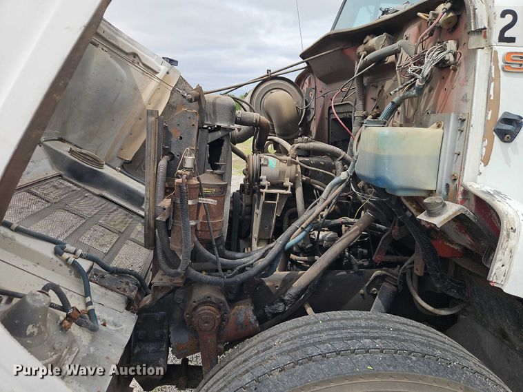 image for item EO7283 1985 International  2375 rollback truck