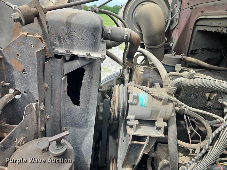 image for item EO7283 1985 International  2375 rollback truck