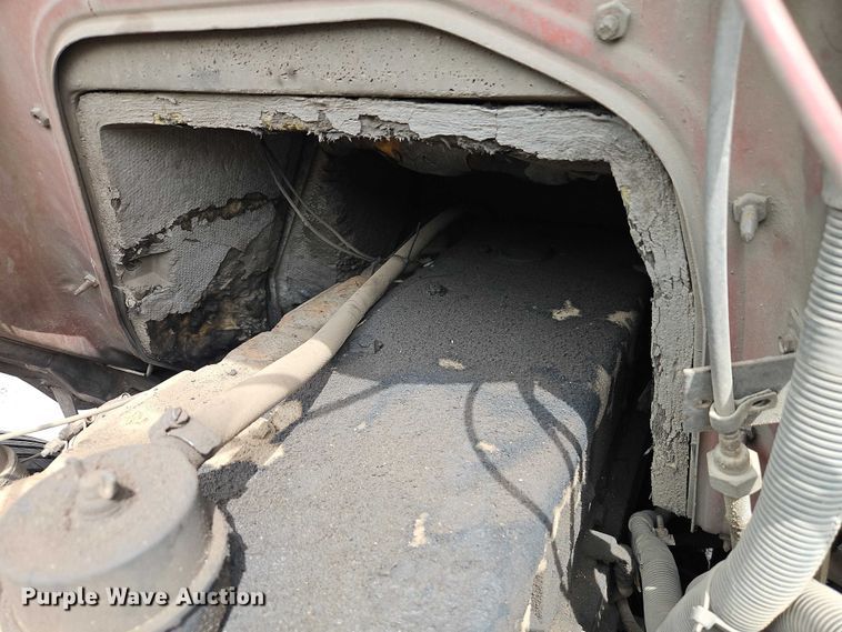image for item EO7283 1985 International  2375 rollback truck