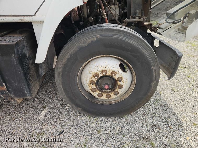 image for item EO7283 1985 International  2375 rollback truck